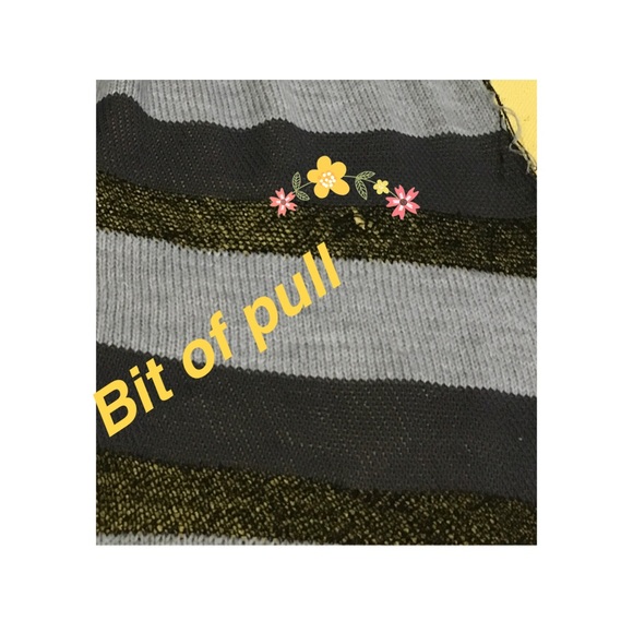 CHIC VERTICAL STRIPPED FRINGED PONCHO - BLACK & GREY - Picture 3 of 13